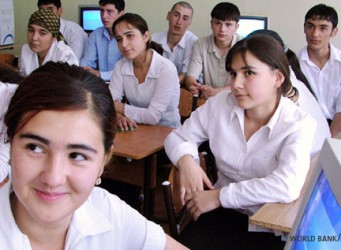 Unos jóvenes en una clase