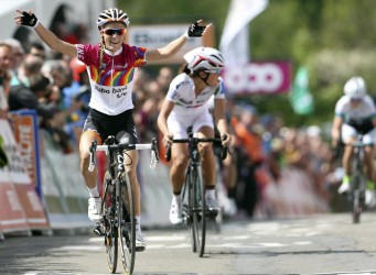 Imagen de la ciclista en línea de meta