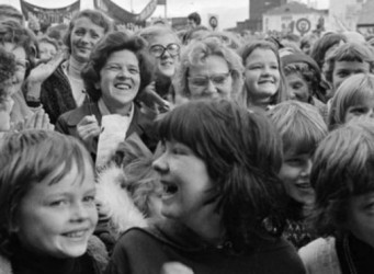 Imagen en blanco y negro de un grupo de mujeres y niños