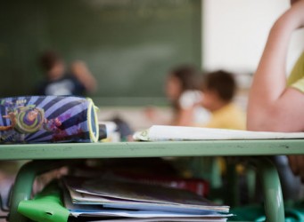 Imagen de una mesa de una clase