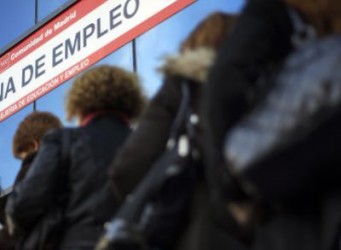 imagen de gente esperando en una oficina de empleo