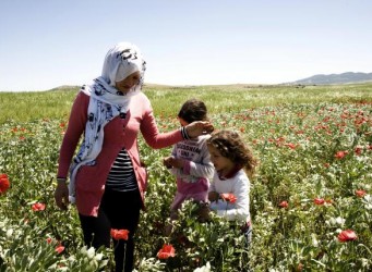 Una imagen de la película, con una madre con sus hijos en un prado