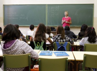 Imagen de una profesora en una clase