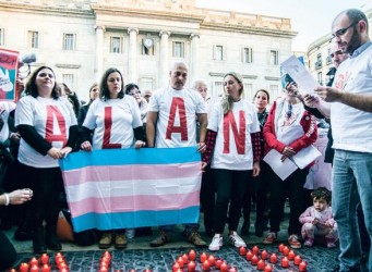 Un grupo de personas llevando camisetas con las letras A L A N