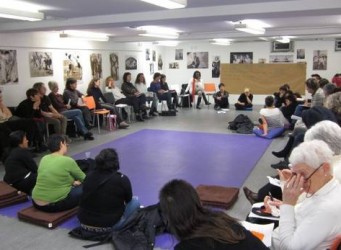 imagen de un grupo de mujeres en una sala