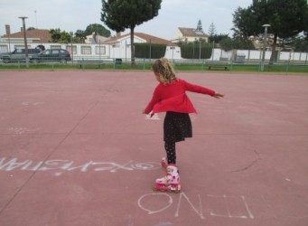 imagen de una niña patinando