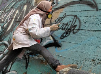Joven egipcia pintando un graffiti