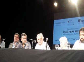 Imagen de la mesa en que participaba Mújica