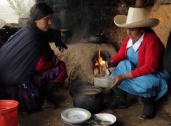 Imagen de Máxima Acuña en una cabaña