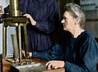 Las Curie, madre e hija, trabajando