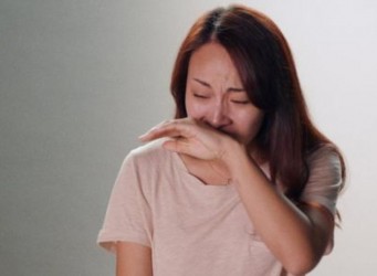 Imagen del documental, una joven llorando