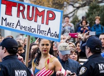 Imágenes de un grupo de mujeres en una manifestación contra Trump