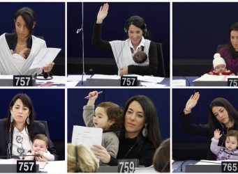 Varias imágenes de una diputada con su hija en el Parlamento
