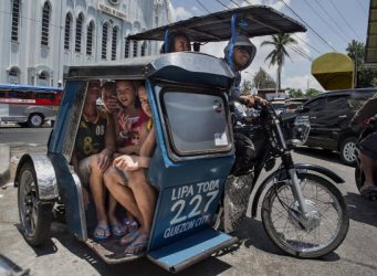 Imagen de varios jóvenes filipinos en el sidecar de una moto