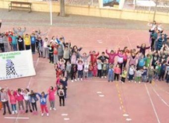 Imagen de un grupo de niños en un patio