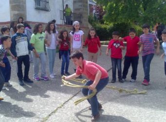 niño en un grupo jugando con una cuerda