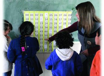 Imagen de una maestra con un grupo ded alumnas