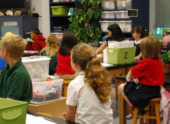 Imagen de niños y niñas en una clase