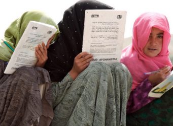 Imagen de tres estudiantes con hijab