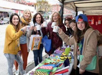 jóvenes de la cooperativa Verdetiend en un puesto