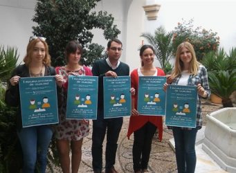 Imagen de jóvenes con el cartel anunciando la escuela