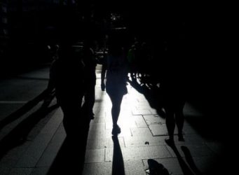 imagen oscurecida de varias mujeres y sus sombras