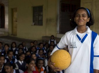 una joven jugadora india de fútbol