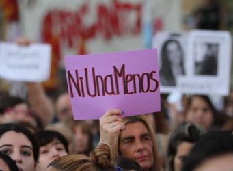 imagen de la manifestación con un cartel Ni una menos