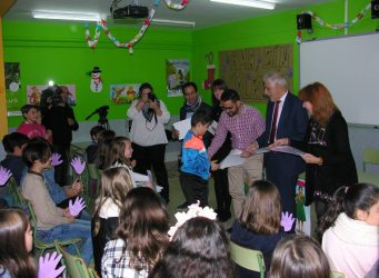 Imagen de los jóvenes recibiendo el premio