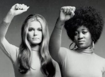 Imagen de Gloria Steinem y Pamela Hughes con el puño levantado