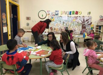 Imagen de una clase y varias profesoras y niños/as