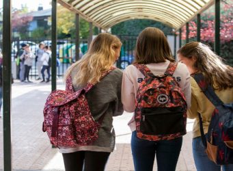 Imagen de tres jóvenes con mochilas