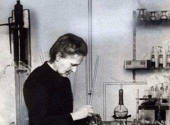 Imagen de Marie Curie en su laboratorio