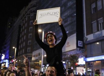 Una mujer en una manifestación