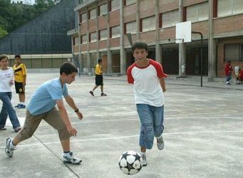 grupo de niños jugando en el patio de un colegio