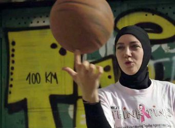 imagen de una jugadora de baloncesto con hijab