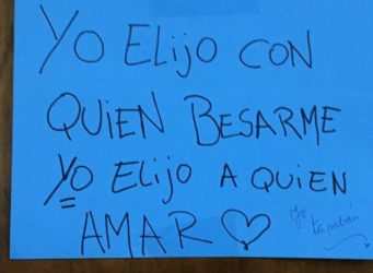 post it con la frase yo elijo con quien besarme