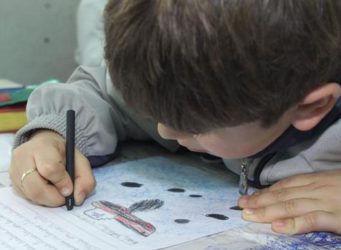 imagen de un niño en clase