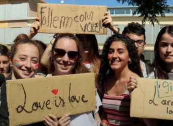 un grupo de chicos y chicas con pancartas