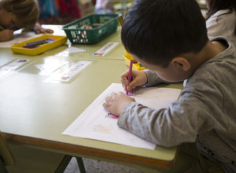 imagen de un niño en una clase