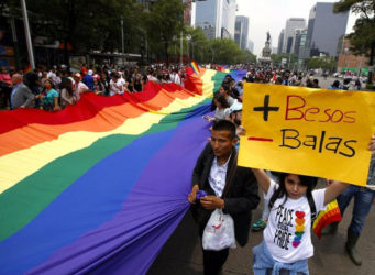 Imagen de una manifestación con la pancarta mas besos menos balas