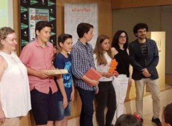 Alumnos y profesores recibiendo el premio