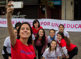 Imagen de un grupo de estudiantes haciéndose un selfie