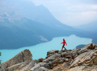 imagen de una mujer sola en una montaña