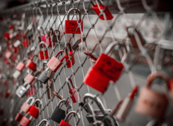 Imagen de candados amorosos en un puente