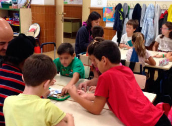 imagen de un profesor y varios niños en clase