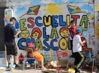 Imagen de niños pintando un cartel