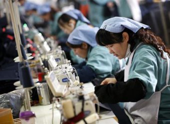 una mujer china en una fábrica