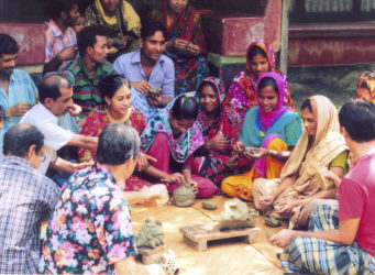 grupo de jóvenes indias que trabajan con Corr