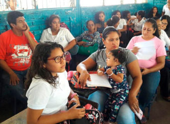 imagen de una clase con padres y alumnos